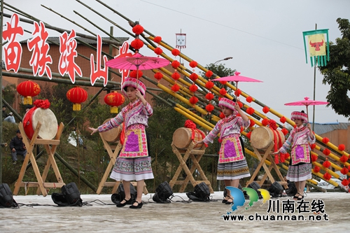 跳起舞来嗨个歌!合江苗族踩山节成“狂欢节”(图26) 跳起舞来嗨个歌!合江苗族踩山节成“狂欢节”(图26)