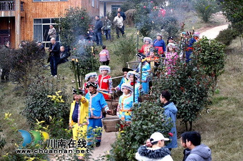 跳起舞来嗨个歌!合江苗族踩山节成“狂欢节”(图28) 跳起舞来嗨个歌!合江苗族踩山节成“狂欢节”(图28)