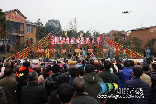 跳起舞来嗨个歌!合江苗族踩山节成“狂欢节”(图13) 跳起舞来嗨个歌!合江苗族踩山节成“狂欢节”(图13)