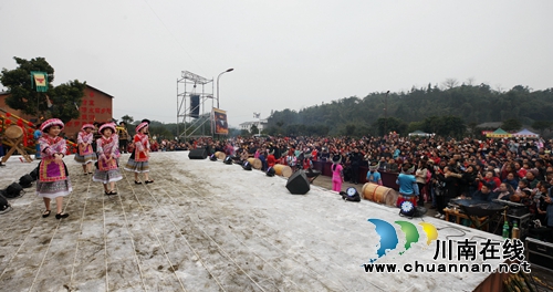 跳起舞来嗨个歌!合江苗族踩山节成“狂欢节”(图29) 跳起舞来嗨个歌!合江苗族踩山节成“狂欢节”(图29)