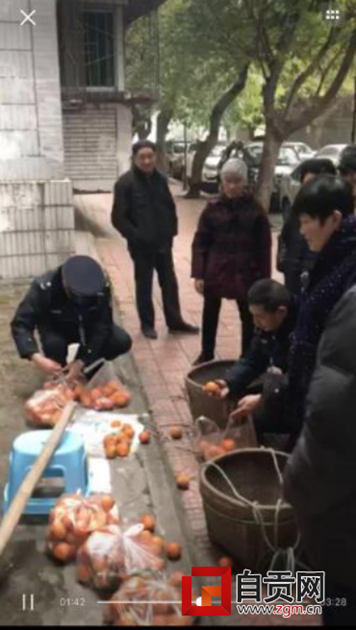 自贡八旬老人街边售血橙 城管柔性执法直接包圆(图1) 自贡八旬老人街边售血橙 城管柔性执法直接包圆(图1)