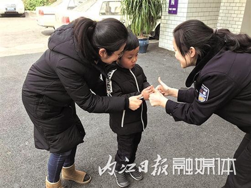 内江男孩捡到百元钞&nbsp;第一时间交给警察阿姨(图1)