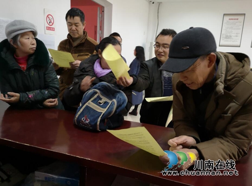 合江县档案局积极开展返乡农民工法治宣传教育活动(图1)