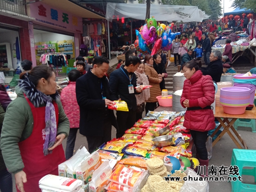 泸县潮河镇开展农资市场联合检查(图1)