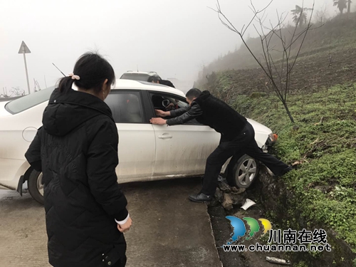 宜宾筠连：车辆失控打滑&nbsp;交警奋力推车(图1)