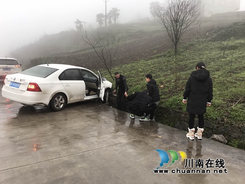 宜宾筠连：车辆失控打滑&nbsp;交警奋力推车(图2)