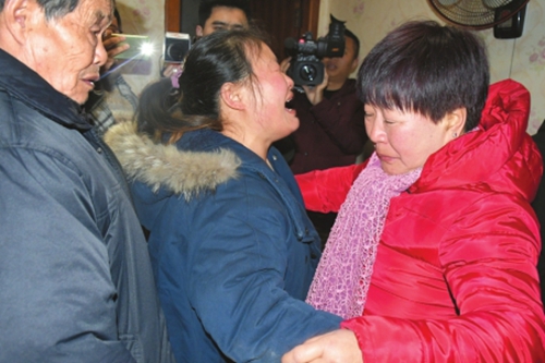 内江女17岁出门接姐姐被骗走&nbsp;回家已近天命年(图1)