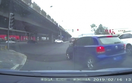 26秒别车8次&nbsp;成都男子开“斗气车”涉嫌违法(图1)