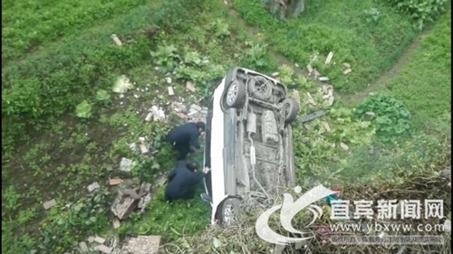 路滑失控小车坠到陡坡下&nbsp;宜宾兴文民警救起5人(图1)