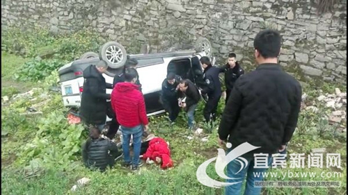路滑失控小车坠到陡坡下&nbsp;宜宾兴文民警救起5人(图2)