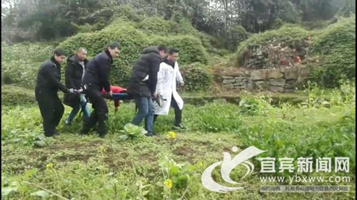 路滑失控小车坠到陡坡下&nbsp;宜宾兴文民警救起5人(图3)