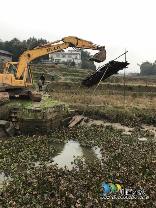 泸县太伏镇石坝村元宵佳节建桥忙(图1)