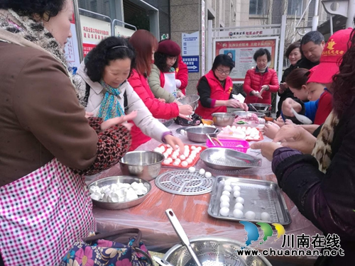 江阳区张坝街道匠心社区开展元宵节包汤圆、品汤圆活动(图1)