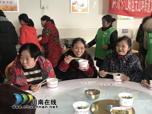 江阳区大山坪街道三道桥社区：吃汤圆送祝福&nbsp;慰问计生家庭(图1)