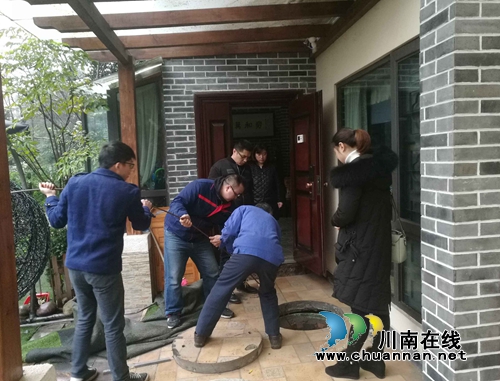 江阳区华阳街道：下水管爆裂污水外溢&nbsp;“格格”协调解民忧(图2)