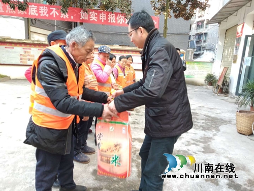 泸县立石镇开展环卫工人慰问活动(图1) 泸县立石镇开展环卫工人慰问活动(图1)