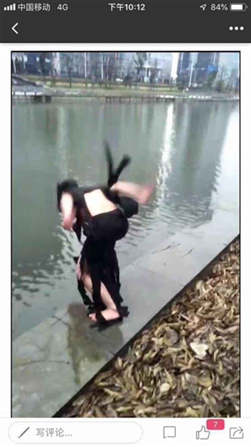 火了就不用上班了 宜宾小伙直播跳河触底身亡(图1) 火了就不用上班了 宜宾小伙直播跳河触底身亡(图1)