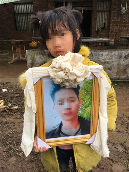 火了就不用上班了 宜宾小伙直播跳河触底身亡(图2) 火了就不用上班了 宜宾小伙直播跳河触底身亡(图2)