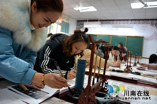 开学第一天&nbsp;，叙永县城西实验学校老师集体递交寒假作业(图1)