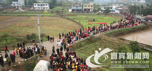 祈求来年平安吉祥&nbsp;三万人齐聚南溪吃“龙肉”(图1)