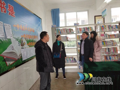 叙永县政府总督学马宗文率队深入叙永镇东大街小学检查开学工作(图1) 叙永县政府总督学马宗文率队深入叙永镇东大街小学检查开学工作(图1)