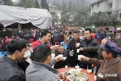 泸县：醇基燃料当成白酒喝&nbsp;多人中毒3人死亡(图4)