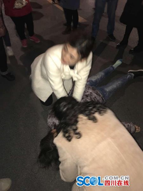 自贡老人遇车祸心跳险停&nbsp;“最美护士”跪地抢救(图1)