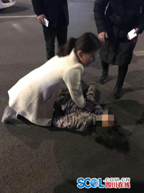 自贡老人遇车祸心跳险停&nbsp;“最美护士”跪地抢救(图2)