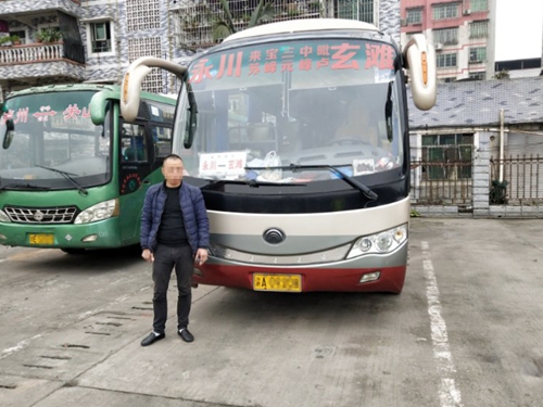荷载35人实载61人&nbsp;泸州一客车司机被刑拘(图1)