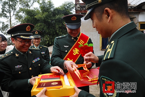 自贡铁血男儿立新功&nbsp;部队千里送喜报(图1)