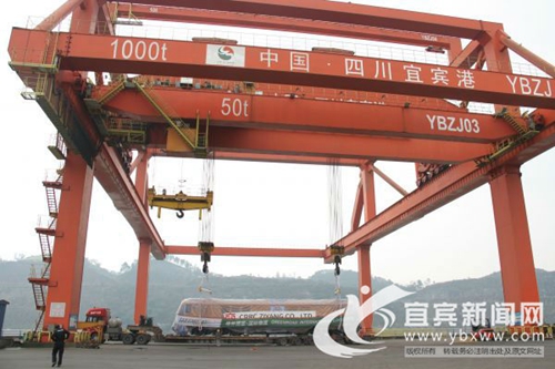 四川今年首台出口机车经宜宾港发往泰国(图1)