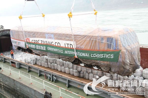 四川今年首台出口机车经宜宾港发往泰国(图2)