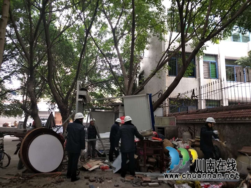 泸县城管执法局“春雷行动”&nbsp;&nbsp;依法拆除违法建设(图1)