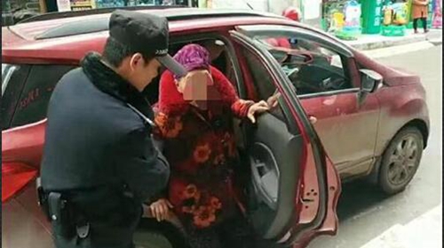 耄耋老人忘归路 宜宾警察蜀黍耐心送回家(图1) 耄耋老人忘归路 宜宾警察蜀黍耐心送回家(图1)