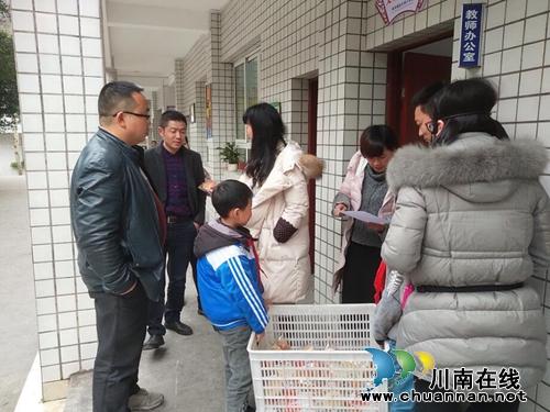 叙永县教体局督导东大街小学营养餐管理工作(图1)