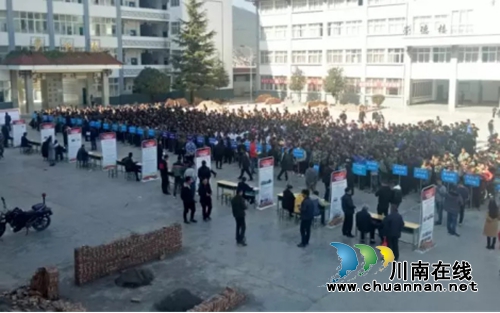 2019年泸州企业情系普格首场招聘会成功举办(图2)