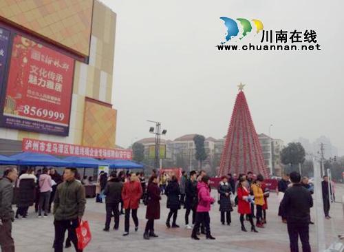 龙马潭区在万达广场举办智能终端企业招聘会(图1)