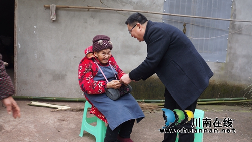 泸县立石镇对辖区困难老人进行慰问(图1)