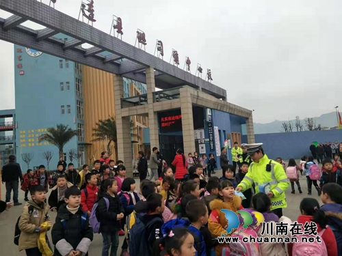 宜宾筠连县交警大队走进校园上好“开学第一课”(图1)