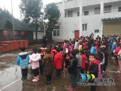 宜宾筠连县交警大队走进校园上好“开学第一课”(图2)