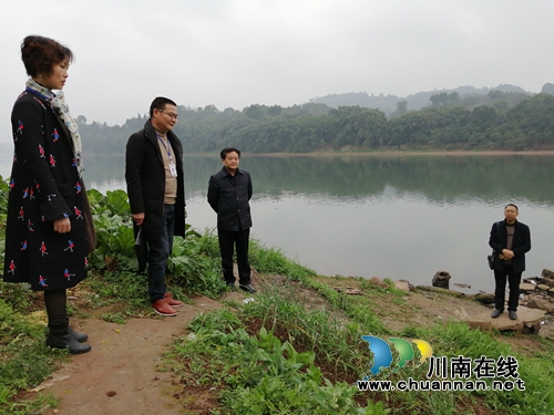 合江县委常委、纪委书记金忠全巡查合江境内合龙溪河流(图1) 合江县委常委、纪委书记金忠全巡查合江境内合龙溪河流(图1)