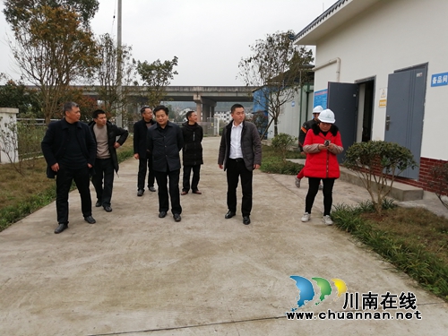 合江县委常委、纪委书记金忠全巡查合江境内合龙溪河流(图2) 合江县委常委、纪委书记金忠全巡查合江境内合龙溪河流(图2)