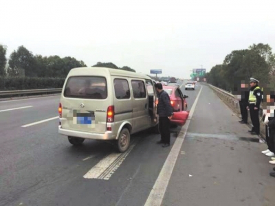 成都男开报废车上路出事 称“驾照随车赠送”(图1) 成都男开报废车上路出事 称“驾照随车赠送”(图1)