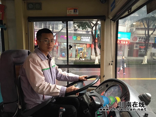 泸州：乘客突发病&nbsp;公交司机改变线路帮忙救助(图2)