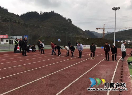 宜宾筠连公安交管大队组织应聘者开展面试及体能测试(图1) 宜宾筠连公安交管大队组织应聘者开展面试及体能测试(图1)