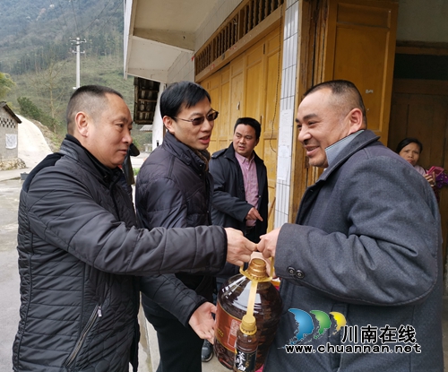 泸州高新区新联会赴乌蒙山区开展扶贫活动(图1)