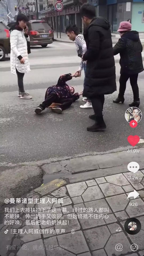 1500万阅读量！泸州小伙扶摔倒老人视频火了(图1)