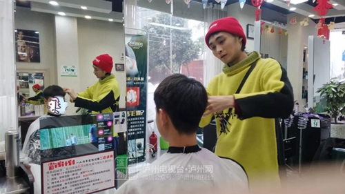 1500万阅读量！泸州小伙扶摔倒老人视频火了(图2)