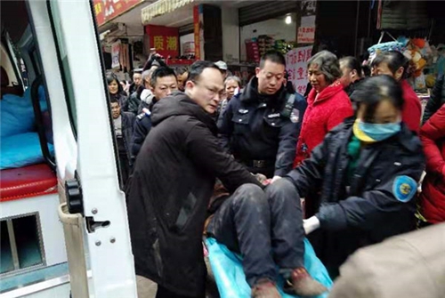 自贡7旬老人意外坠楼&nbsp;富顺警方及时相救(图1)