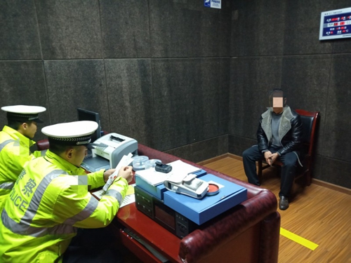 酒驾吊销驾证&nbsp;自贡男子无证驾驶冲关拒检被查(图1)